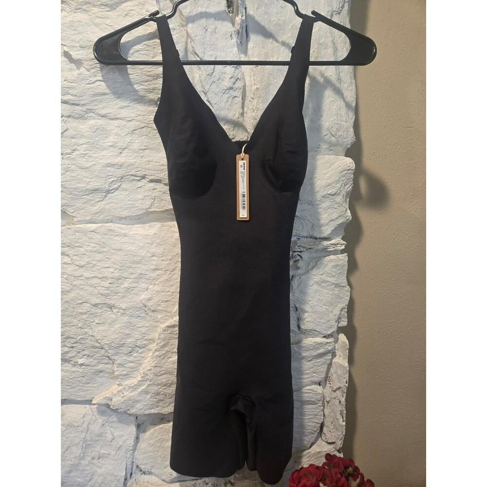 SKIMS BODY UNLINED PLUNGE MID THIGH BODYSUIT